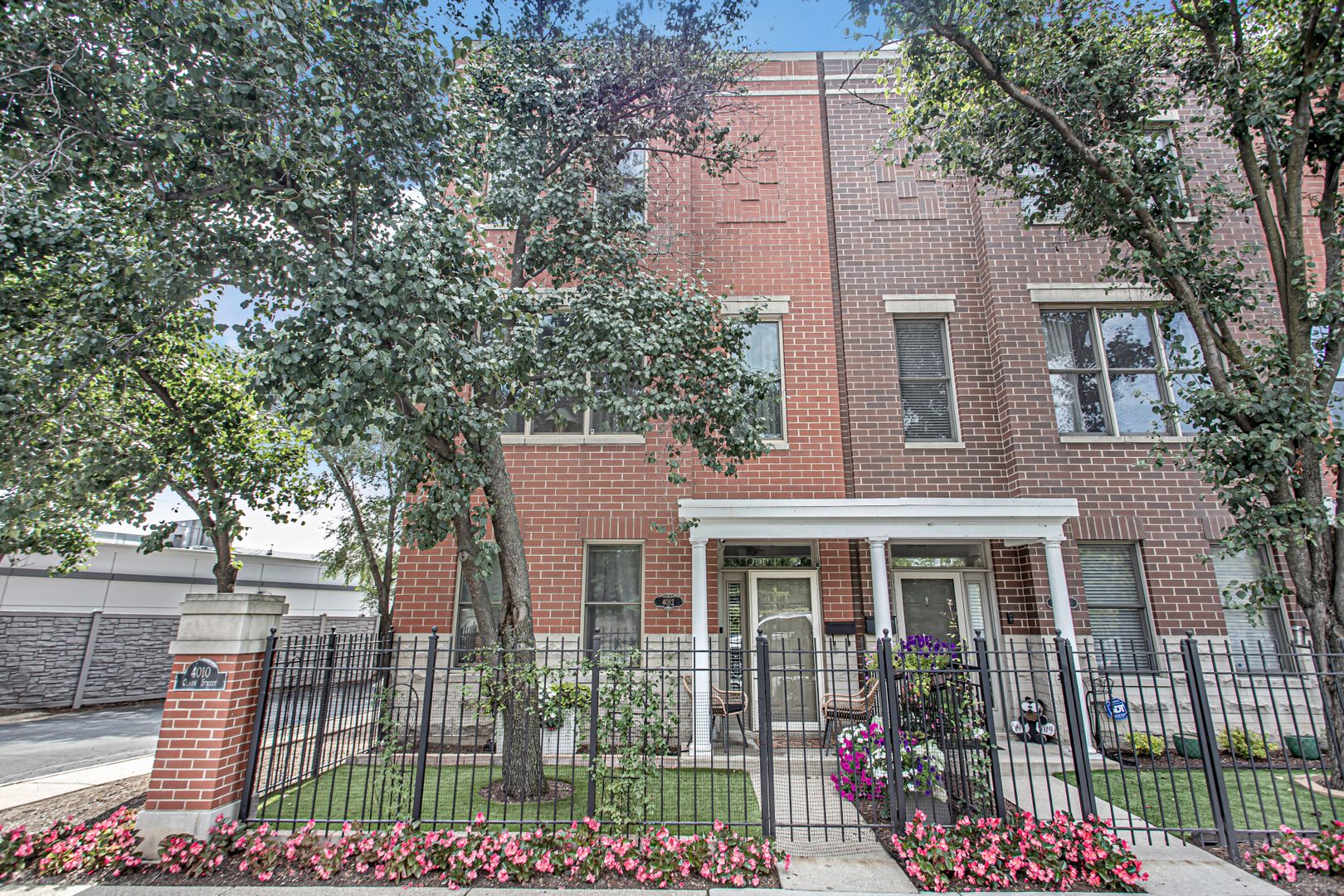 4012 N Clark Street — Chicago, IL 60613