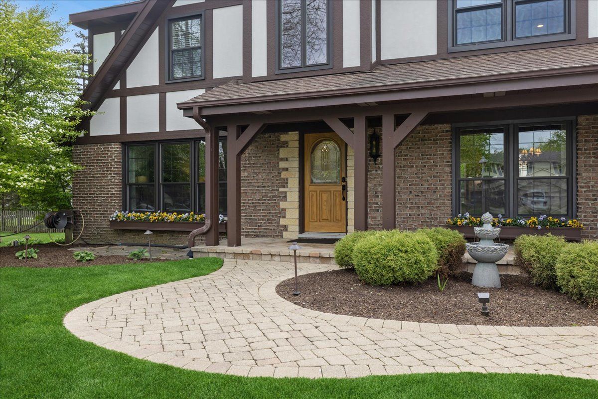 1207 Abbey Court, Libertyville, IL 60048