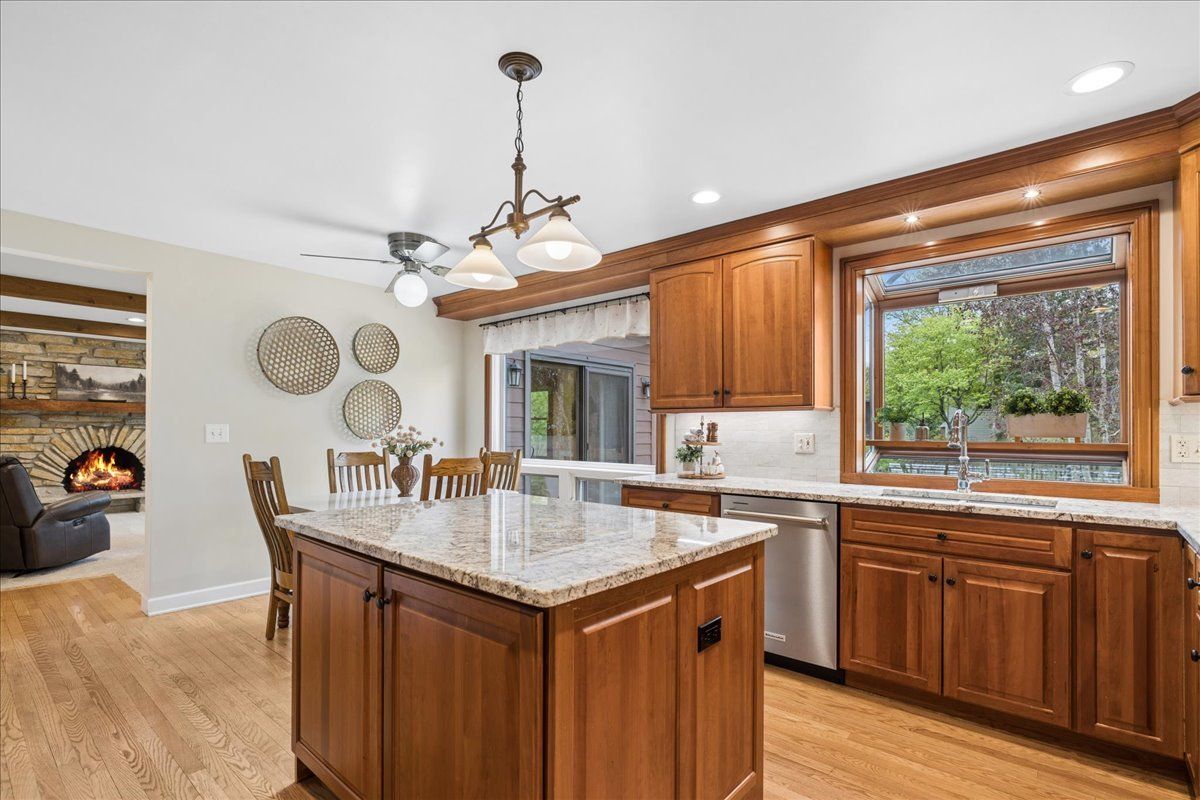 1207 Abbey Court, Libertyville, IL 60048