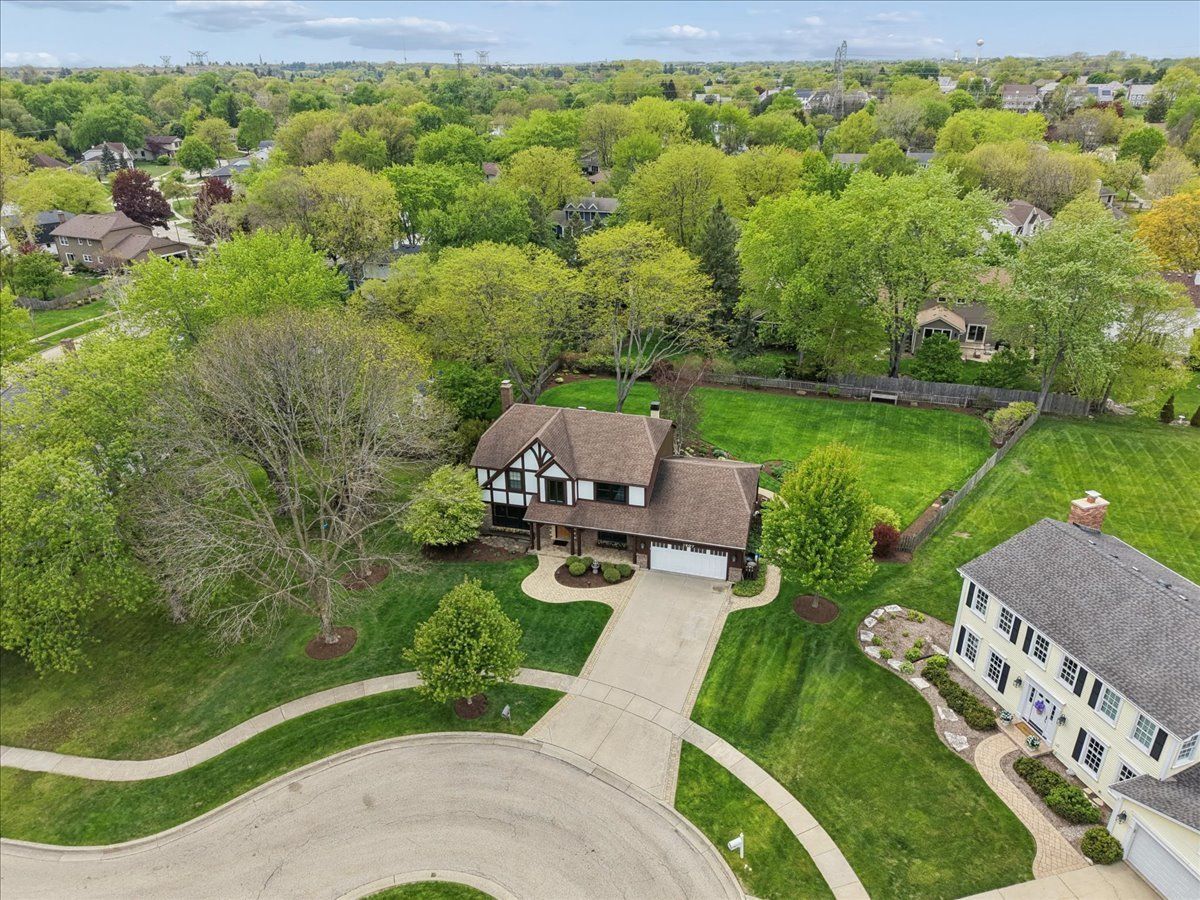 1207 Abbey Court, Libertyville, IL 60048