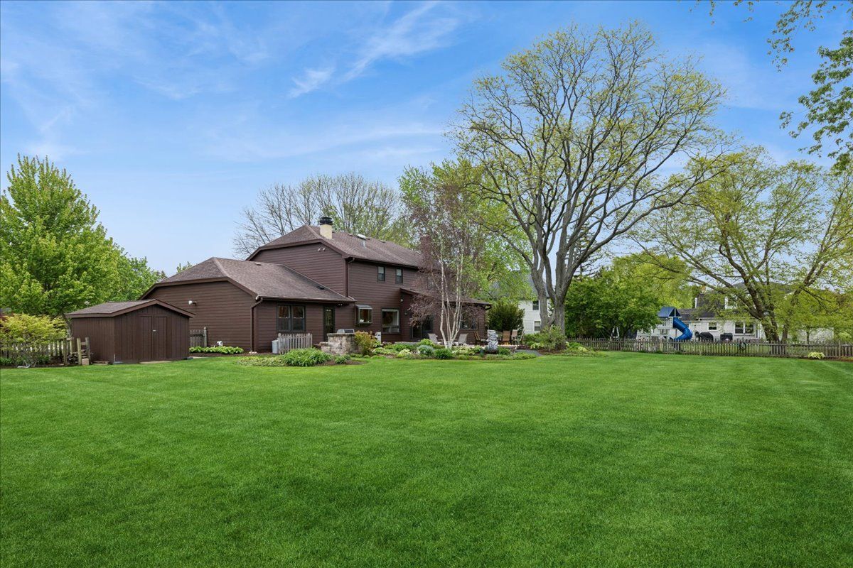 1207 Abbey Court, Libertyville, IL 60048