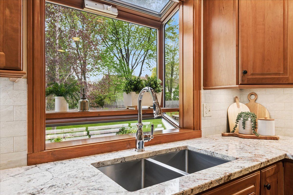1207 Abbey Court, Libertyville, IL 60048