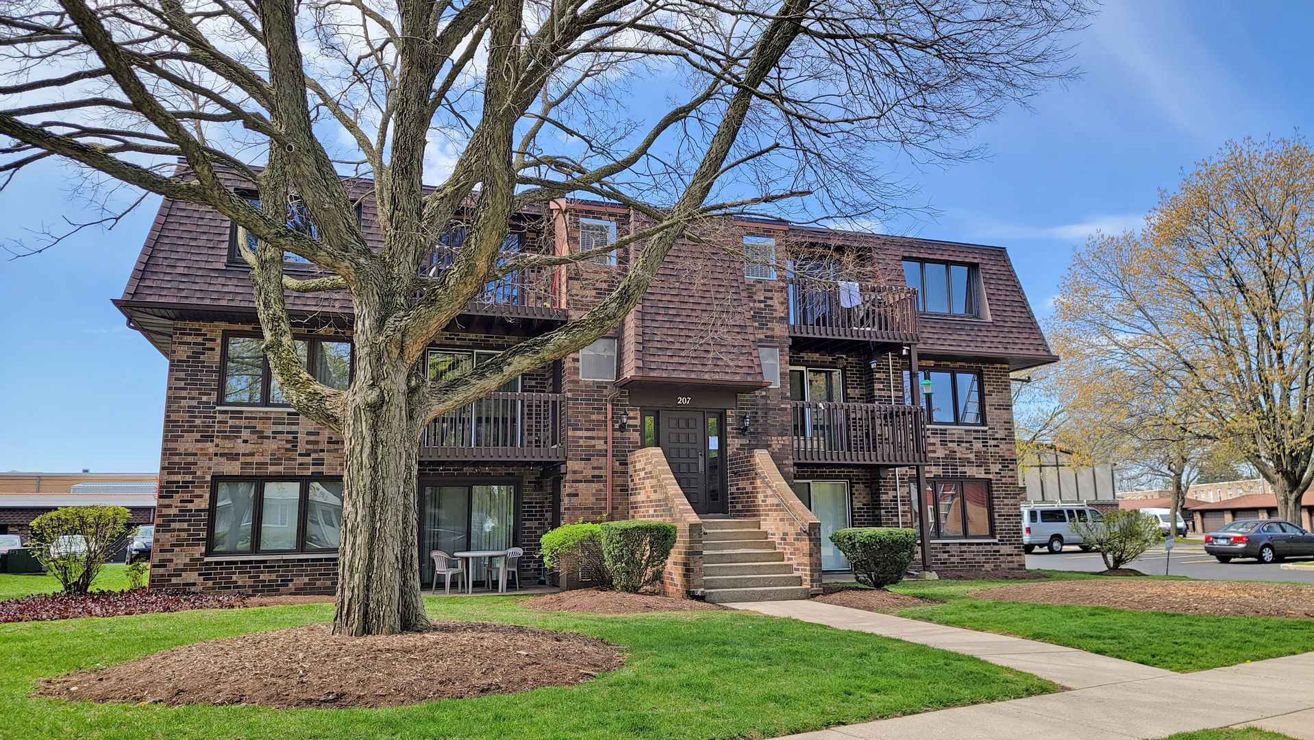 207 Uteg Street #201 — Crystal Lake, IL 60014