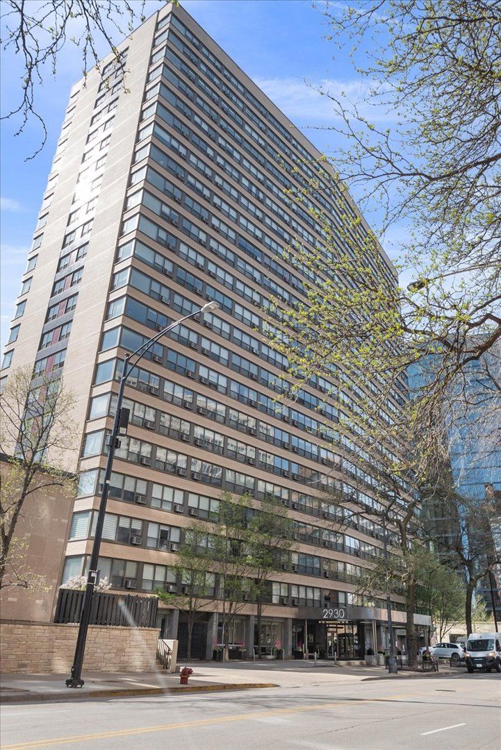 2930 N Sheridan Road #1704 — Chicago, IL 60657