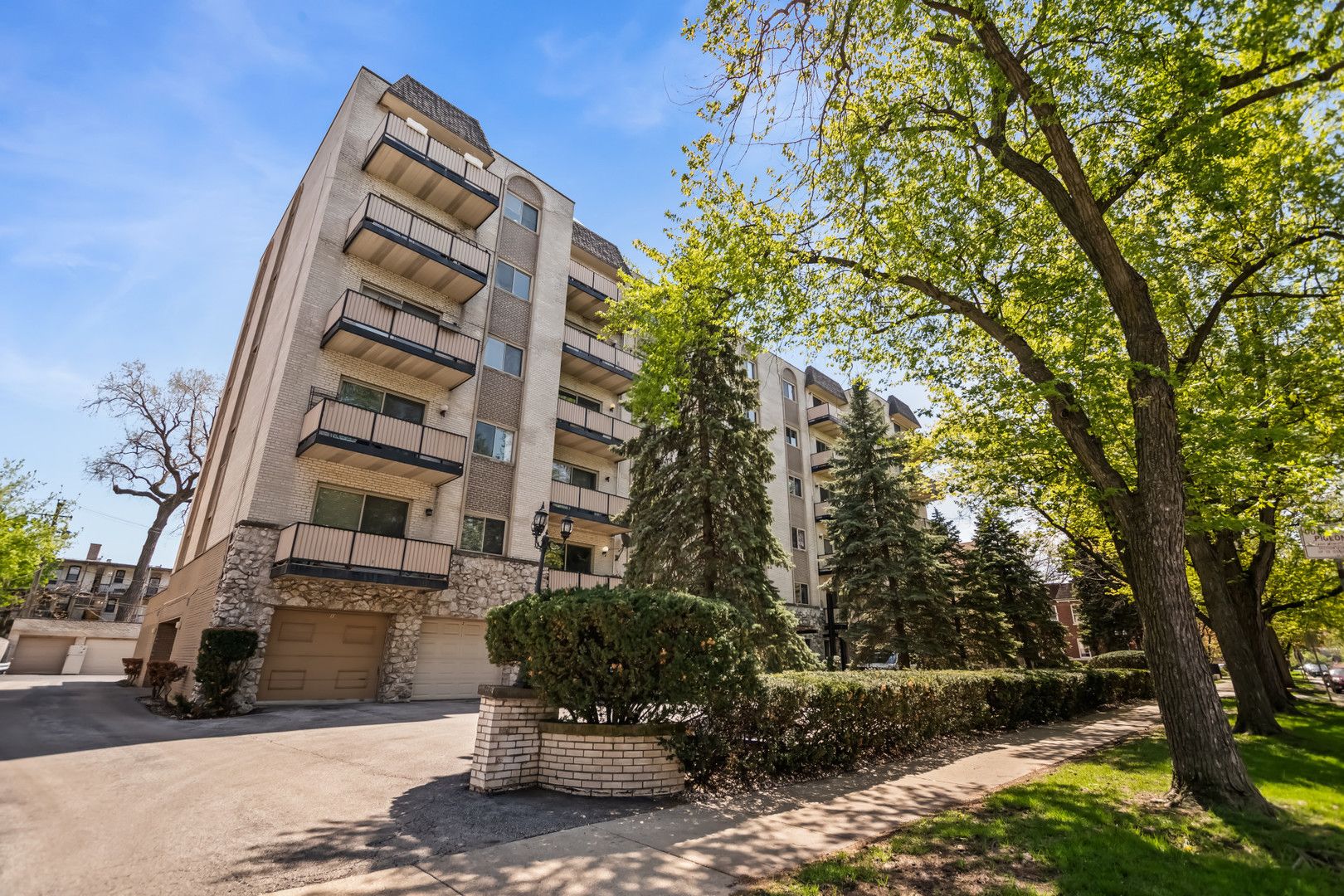 4125 N Keystone Avenue #202 — Chicago, IL 60641