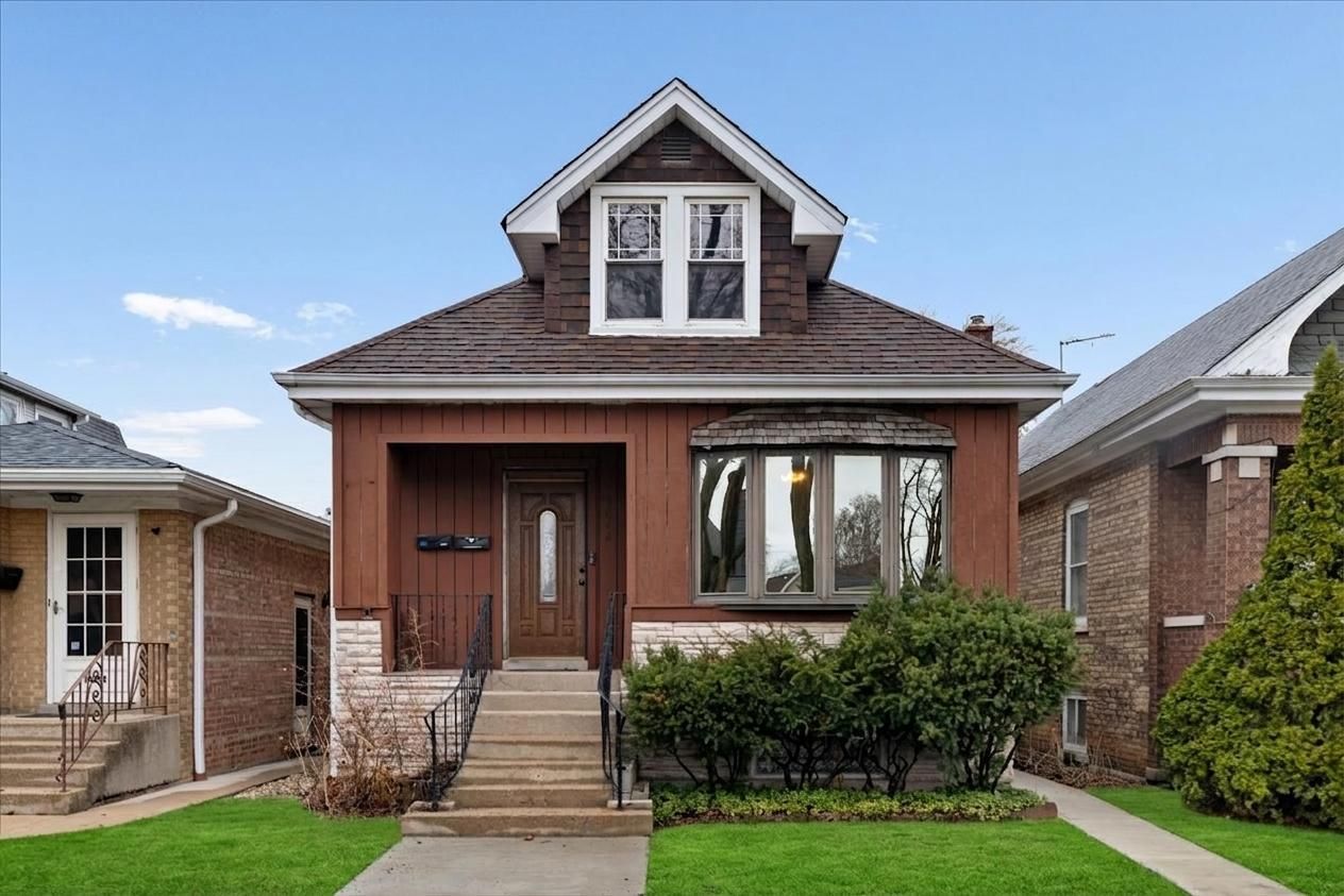 5042 W Winnemac Avenue — Chicago, IL 60630