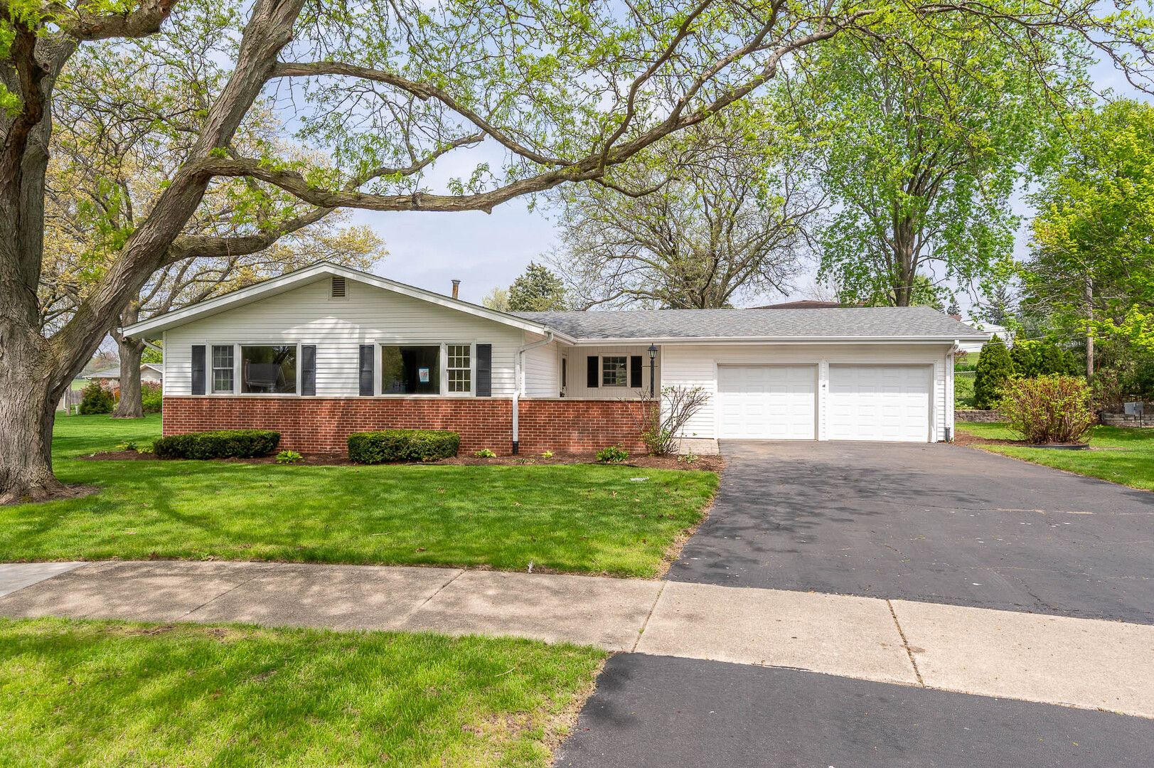 8 Candlewick Court — North Aurora, IL 60542