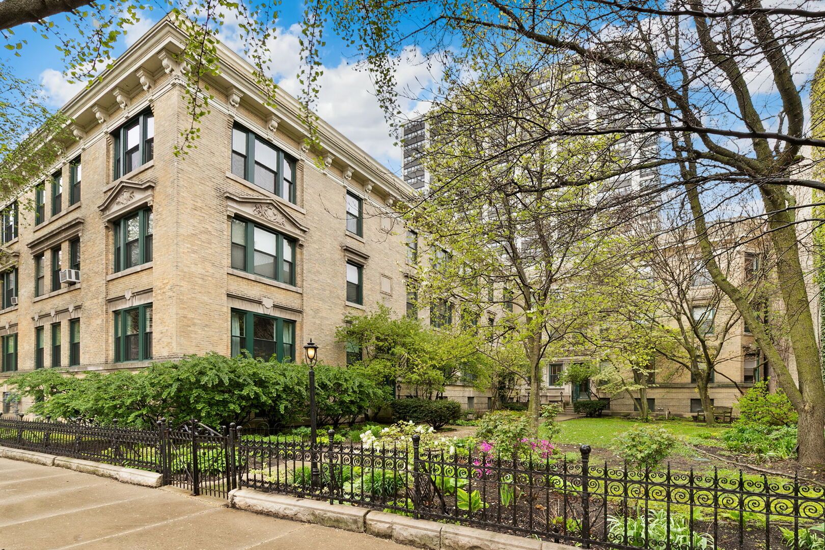 533 W Melrose Street #3F — Chicago, IL 60657