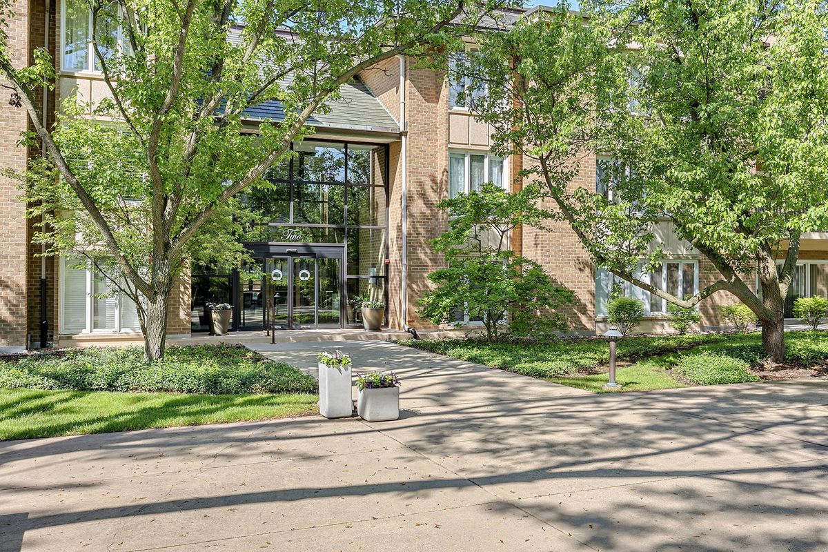 2 Oak Brook Club Drive, Oak Brook, IL 60523