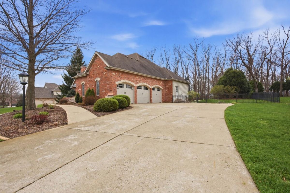1501 Ridgefield Drive, Mahomet, IL 61853