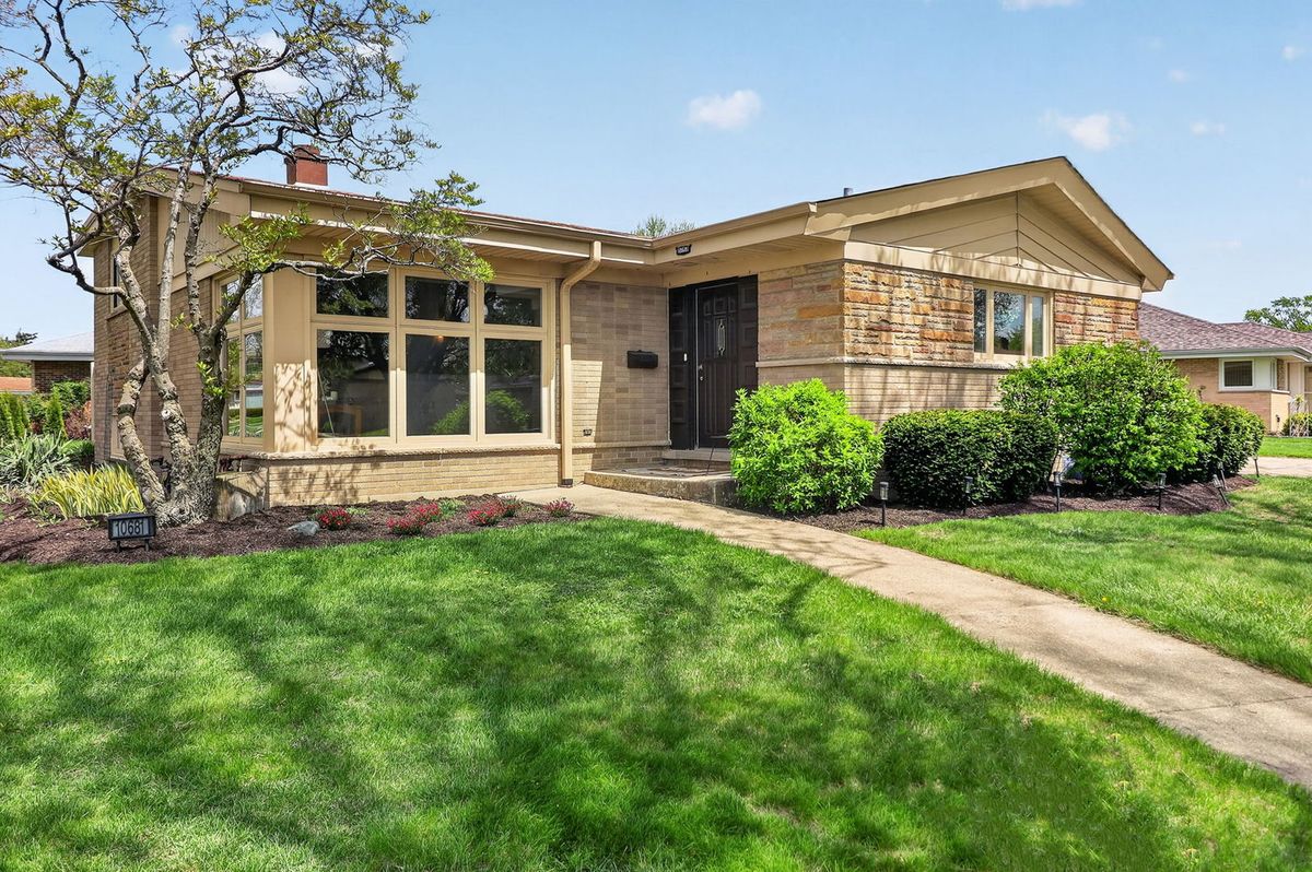 10681 Newbury Street, Westchester, IL 60154