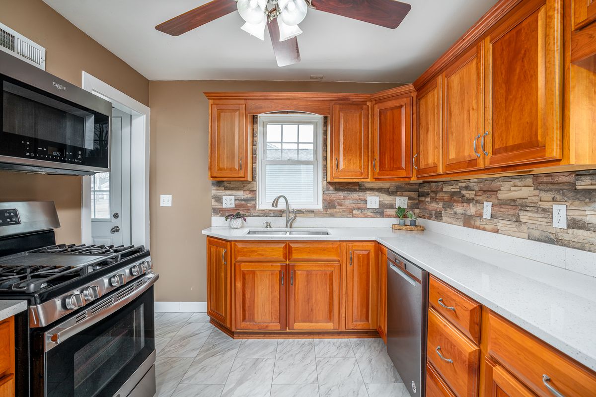 12 SUBURBAN HEIGHTS, Milan, IL 61264