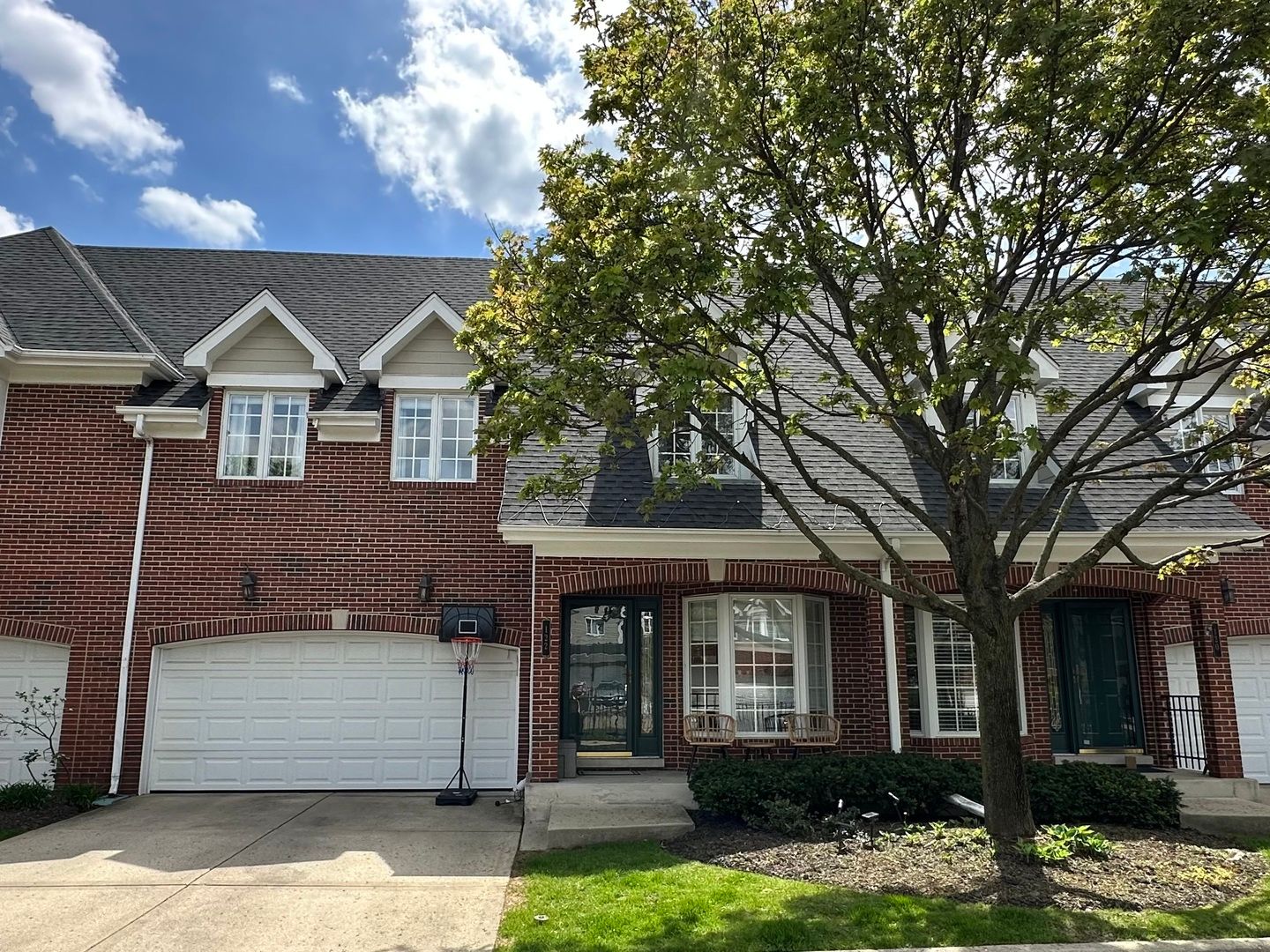 122 E KNIGHTON Place — Elmhurst, IL 60126