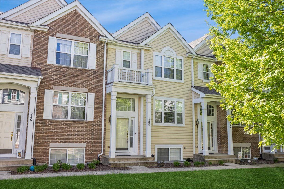 558 Lincoln Station Drive #558 — Oswego, IL 60543