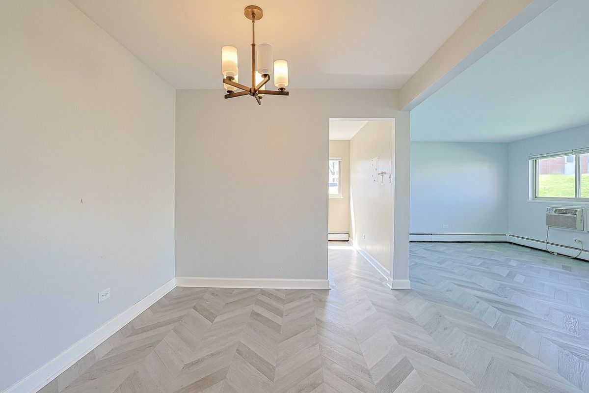 673 E Fullerton Avenue #105, Glendale Heights, IL 60139