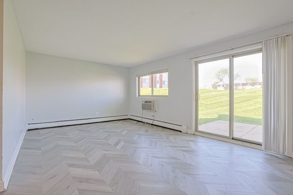 673 E Fullerton Avenue #105, Glendale Heights, IL 60139