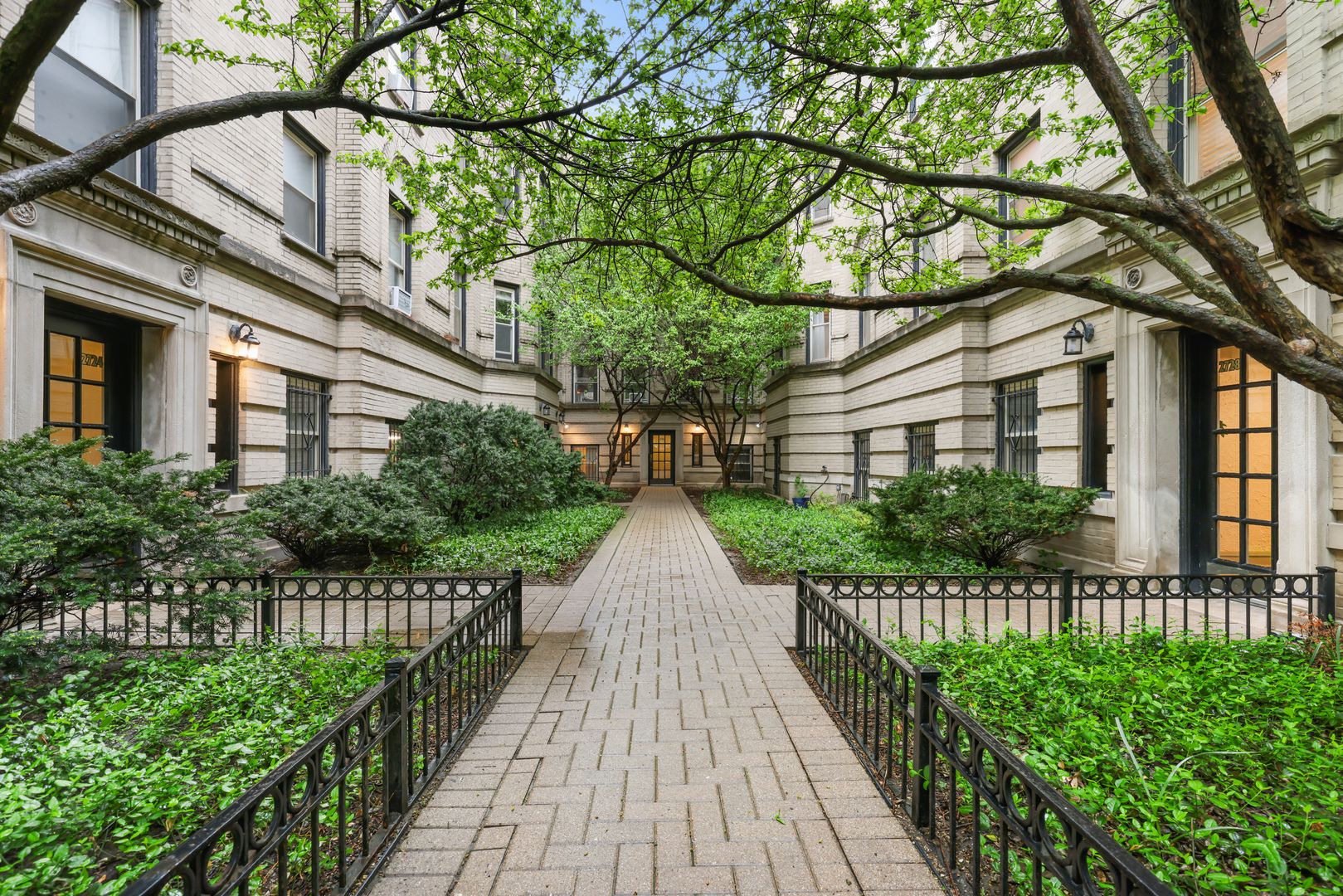 2730 N Pine Grove Avenue #1N — Chicago, IL 60614