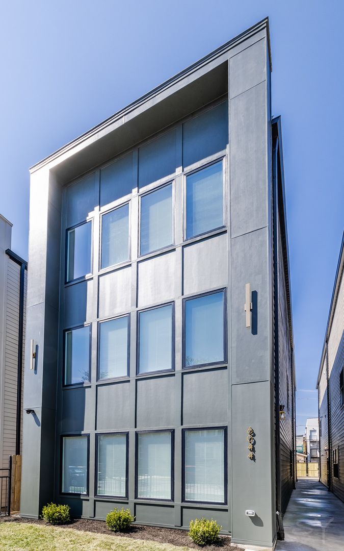 6044 Eberhart Avenue, Chicago, IL 60637