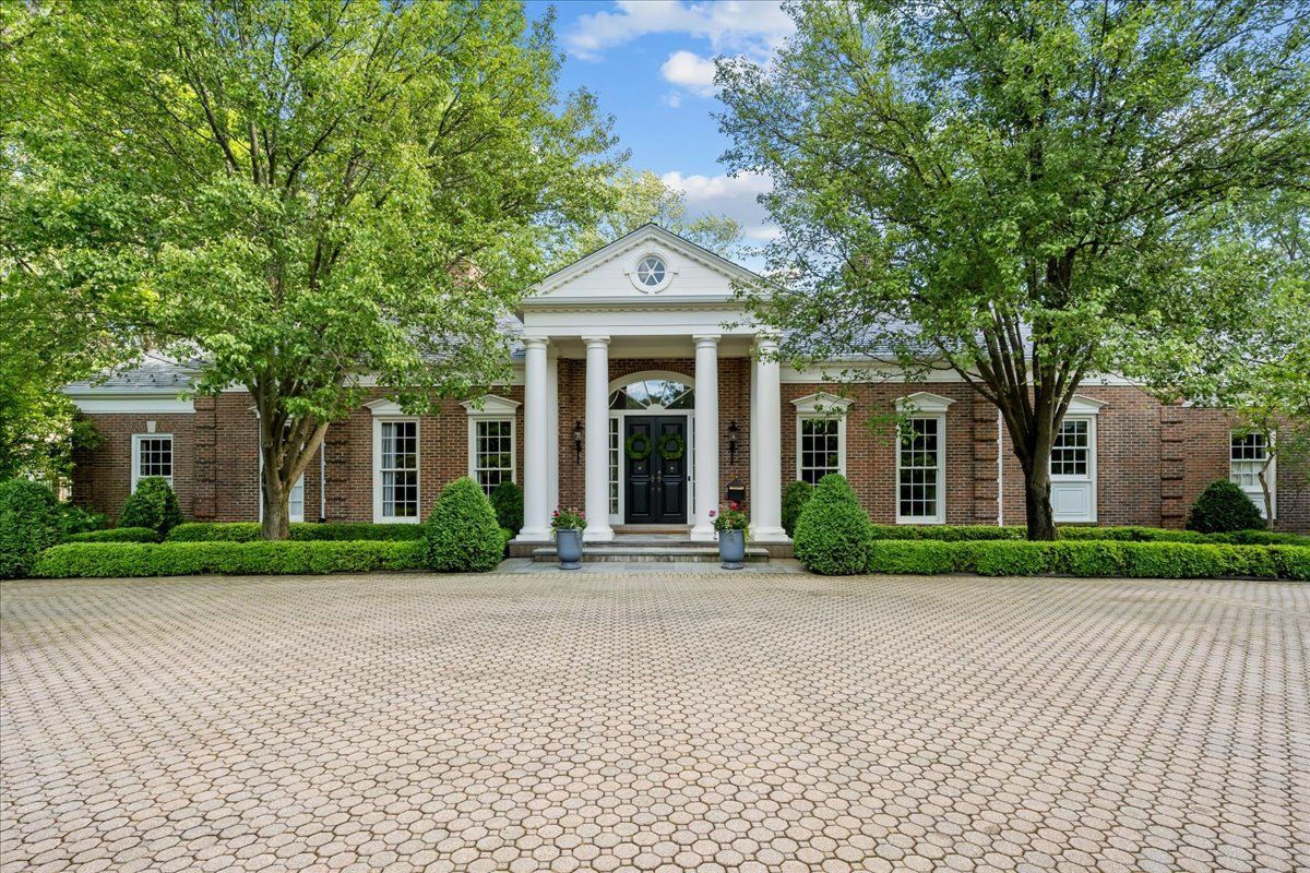 675 E Woodland Road — Lake Forest, IL 60045