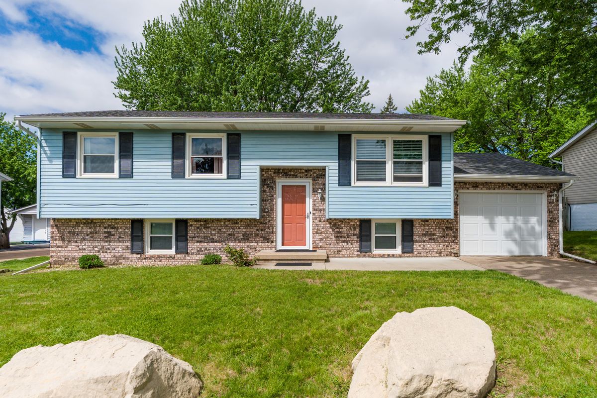 6636 Hillandale Road, Davenport, IA 52806