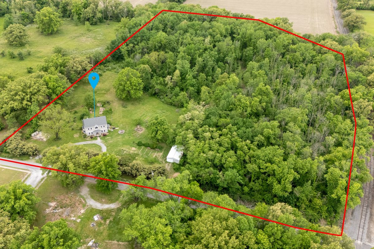 1215 Trolley Road, Eldorado, IL 62930
