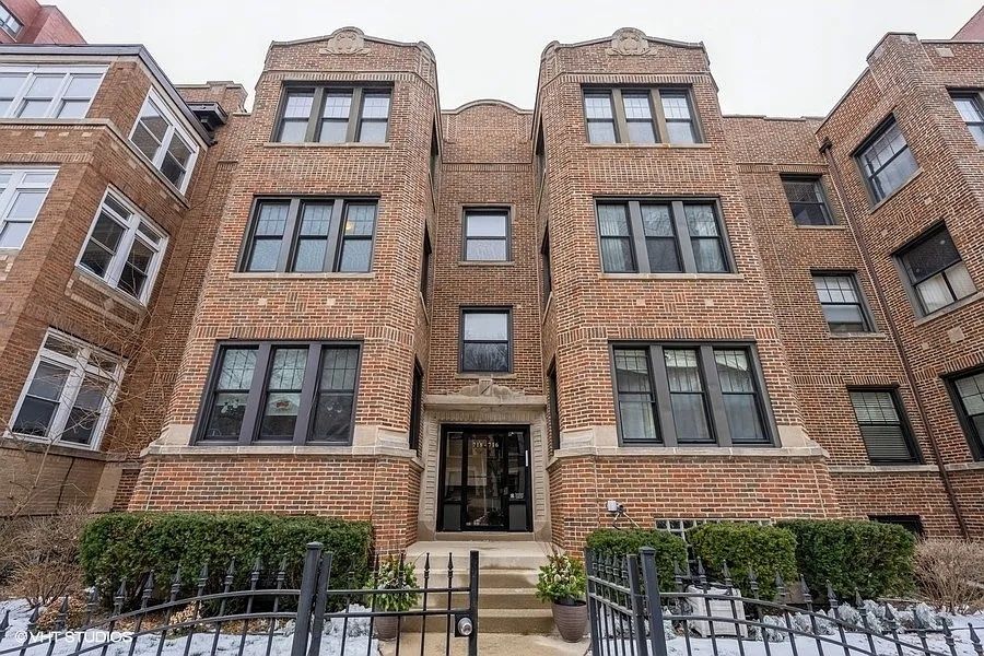 718 W BITTERSWEET Place #2 — Chicago, IL 60613