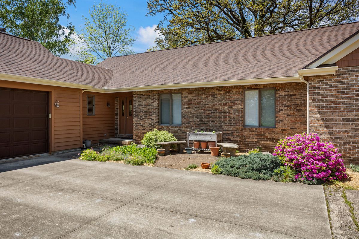 3262 Greenwood Drive, Dewey, IL 61840