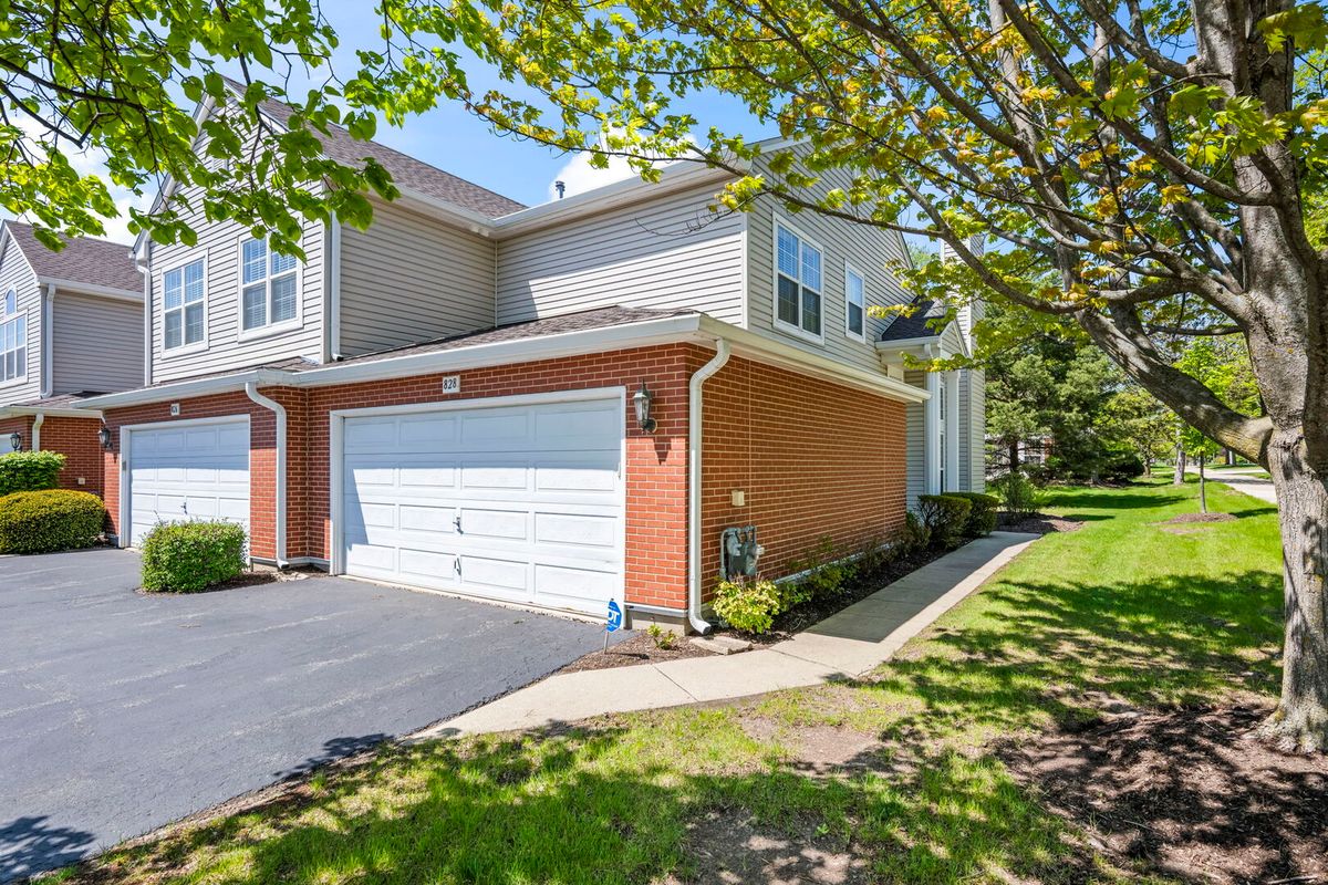 828 Old Checker Road, Buffalo Grove, IL 60089