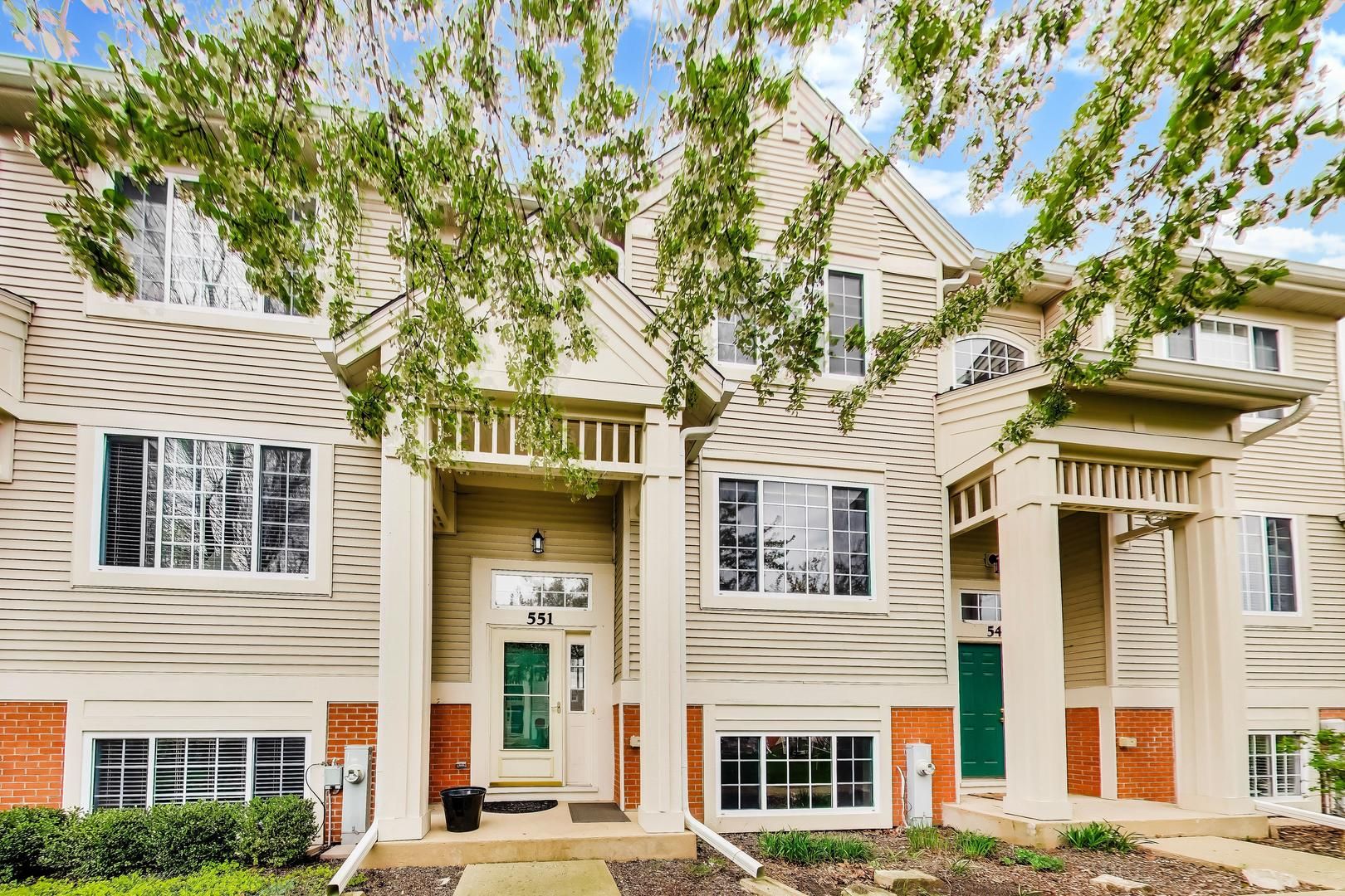 551 Cary Woods Circle — Cary, IL 60013