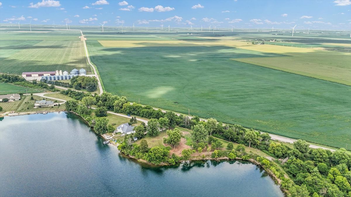 50 Moss Lake Drive, Farmer City, IL 61842