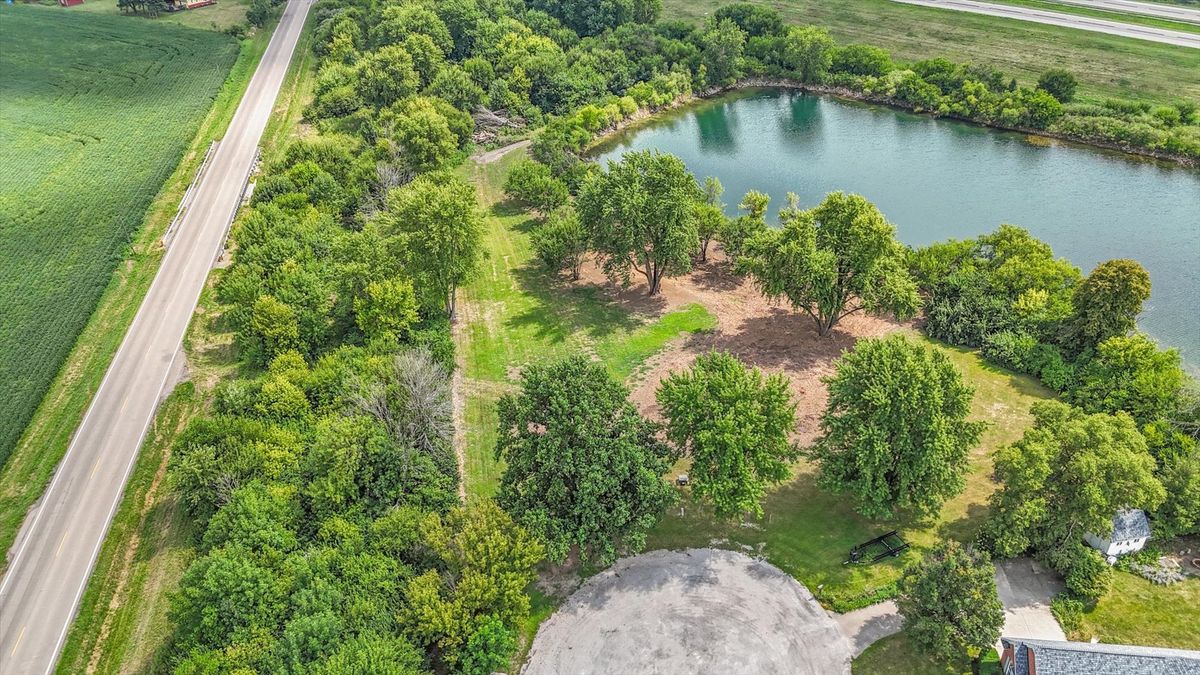50 Moss Lake Drive, Farmer City, IL 61842