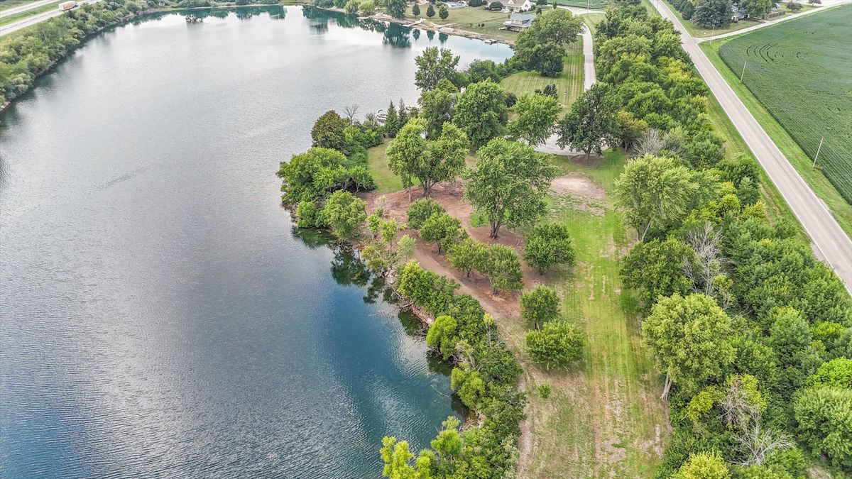 50 Moss Lake Drive, Farmer City, IL 61842