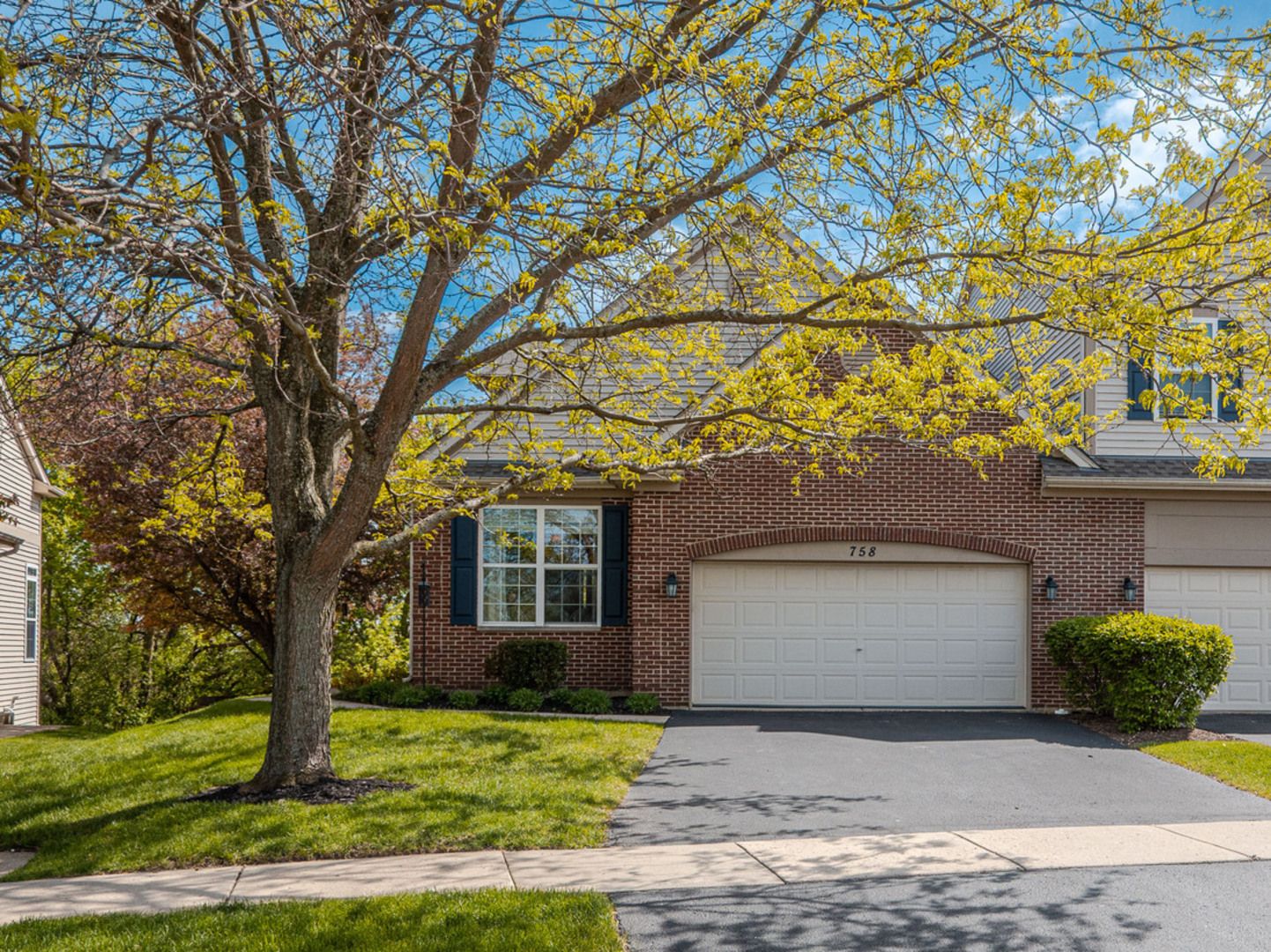 758 Oak Hollow Drive #1 — Crystal Lake, IL 60014