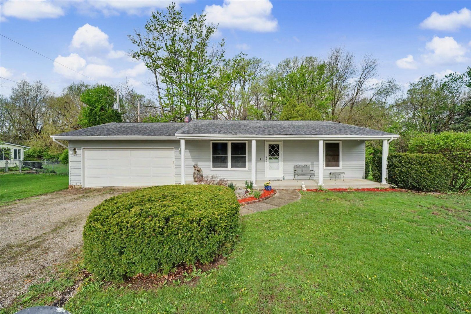 105 S Meadowhill Lane — Mahomet, IL 61853