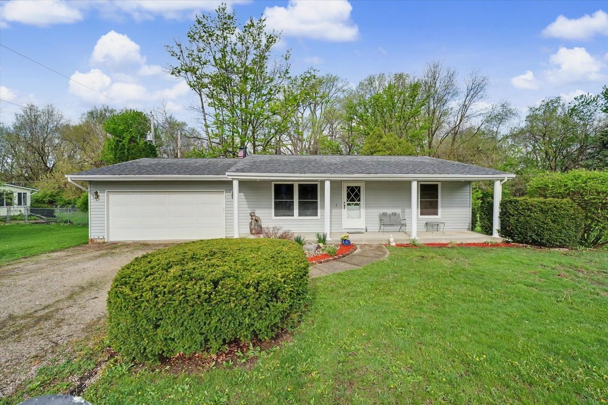 105 Meadowhill Lane, Mahomet, IL 61853