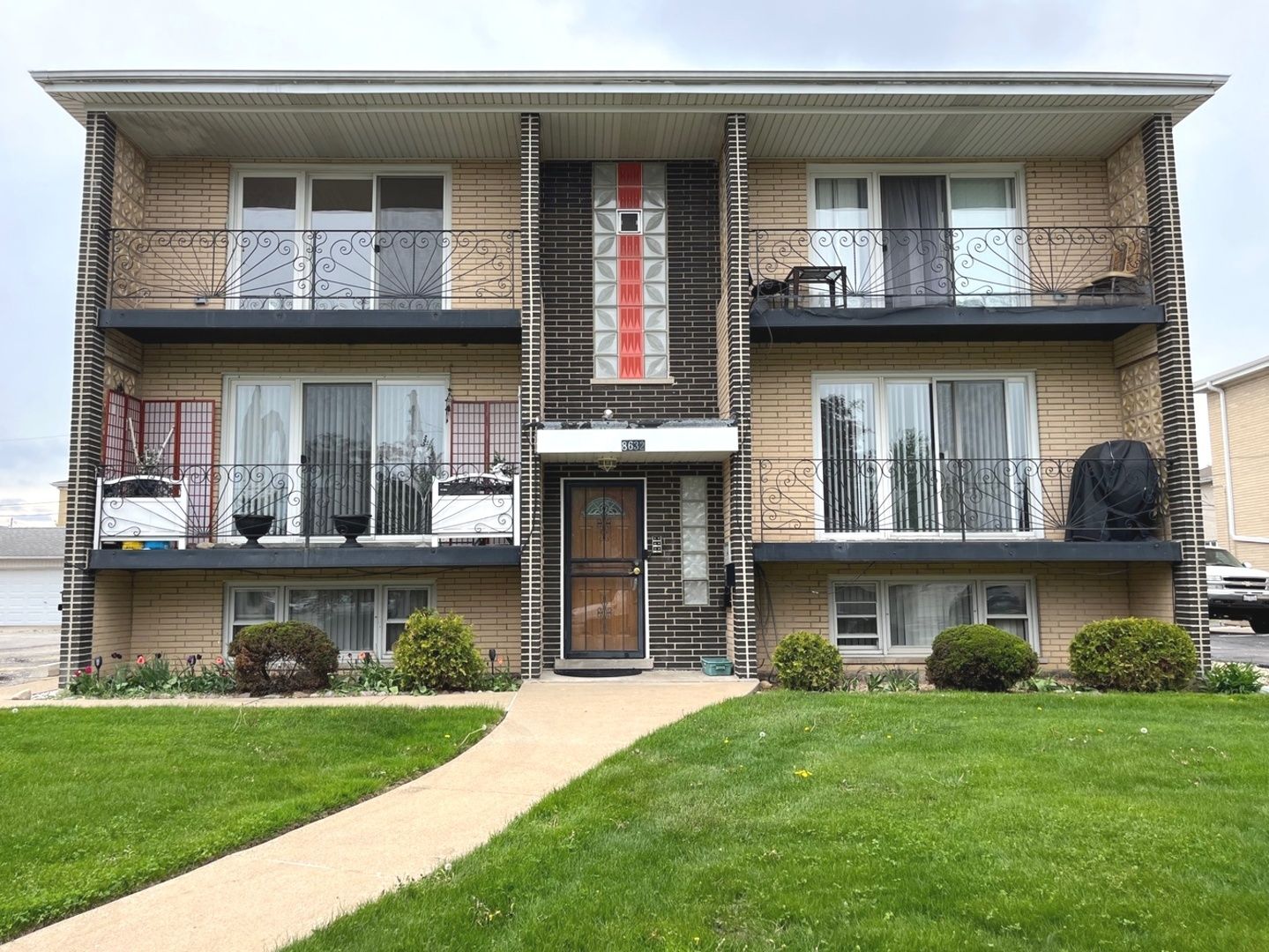 8632 Leclaire Avenue — Burbank, IL 60459