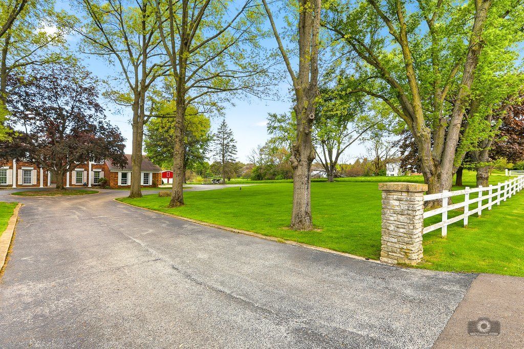 39W093 Silver Glen Road — St. Charles, IL 60175