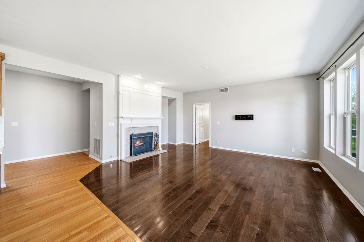 18950 W Glenhurst Drive, Lake Villa, IL 60046