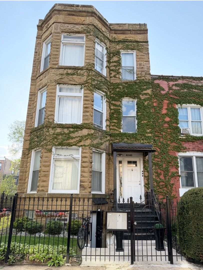 4340 S Berkeley Avenue #3 — Chicago, IL 60653
