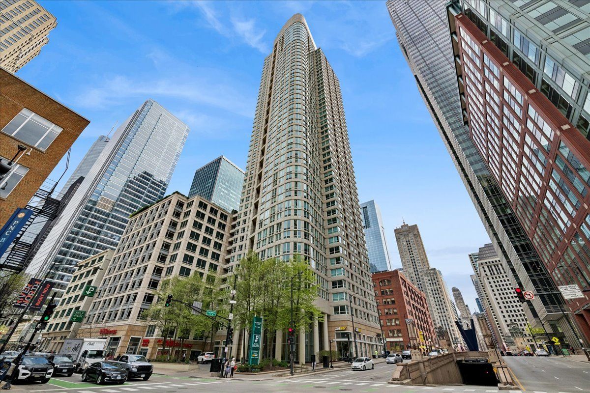 345 N LaSalle Drive #2706 — Chicago, IL 60654
