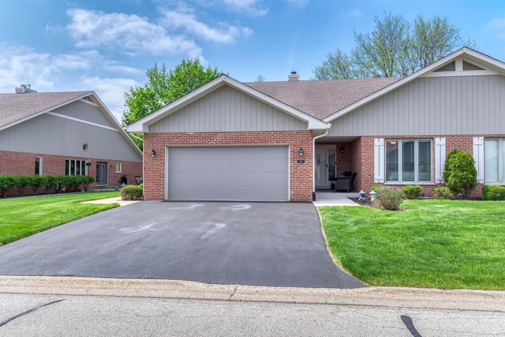 42 Royal Lane, Bloomingdale, IL 60108