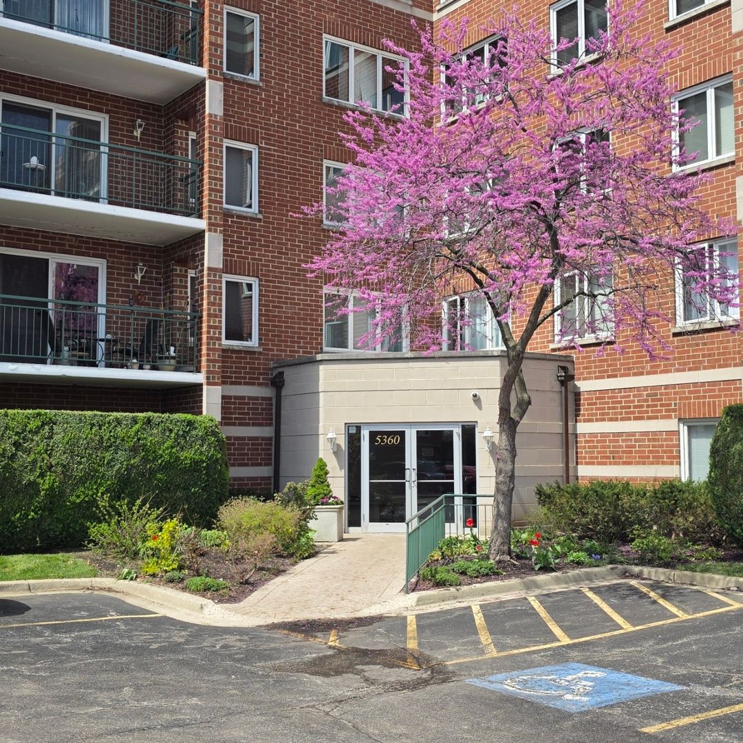 5360 N Lowell Avenue #510 — Chicago, IL 60630
