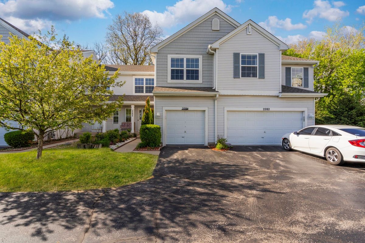 2284 Woodside Drive, Carpentersville, IL 60110