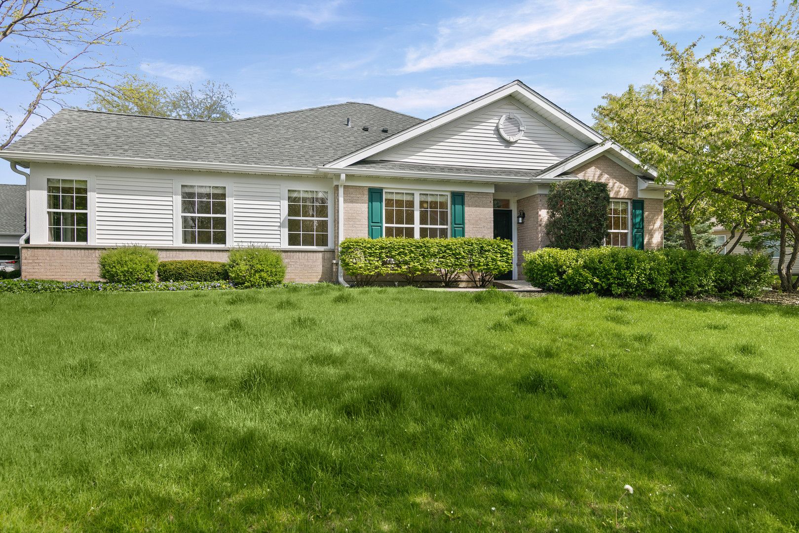104 Enfield Lane — Grayslake, IL 60030