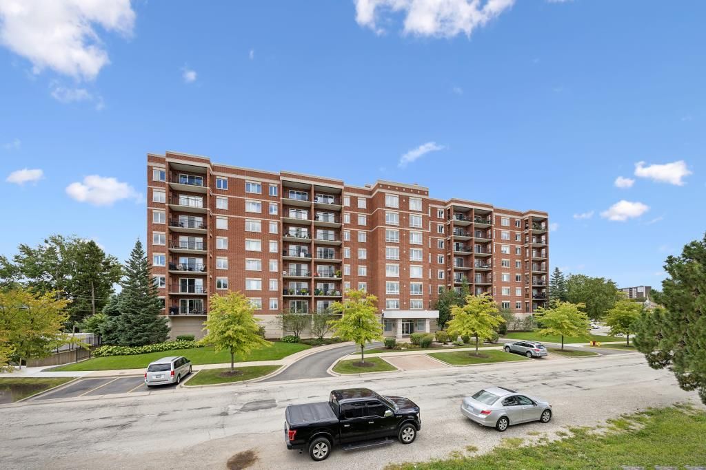 5555 N Cumberland Avenue #804 — Chicago, IL 60656
