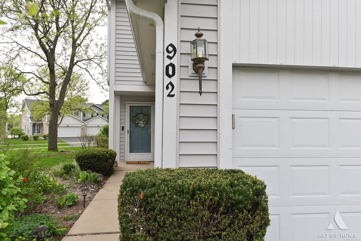 902 Ashley Court, Westmont, IL 60559