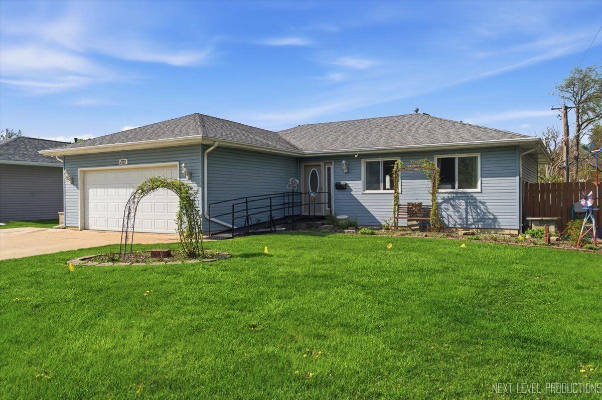 1721 W Galena Boulevard — Aurora, IL 60506