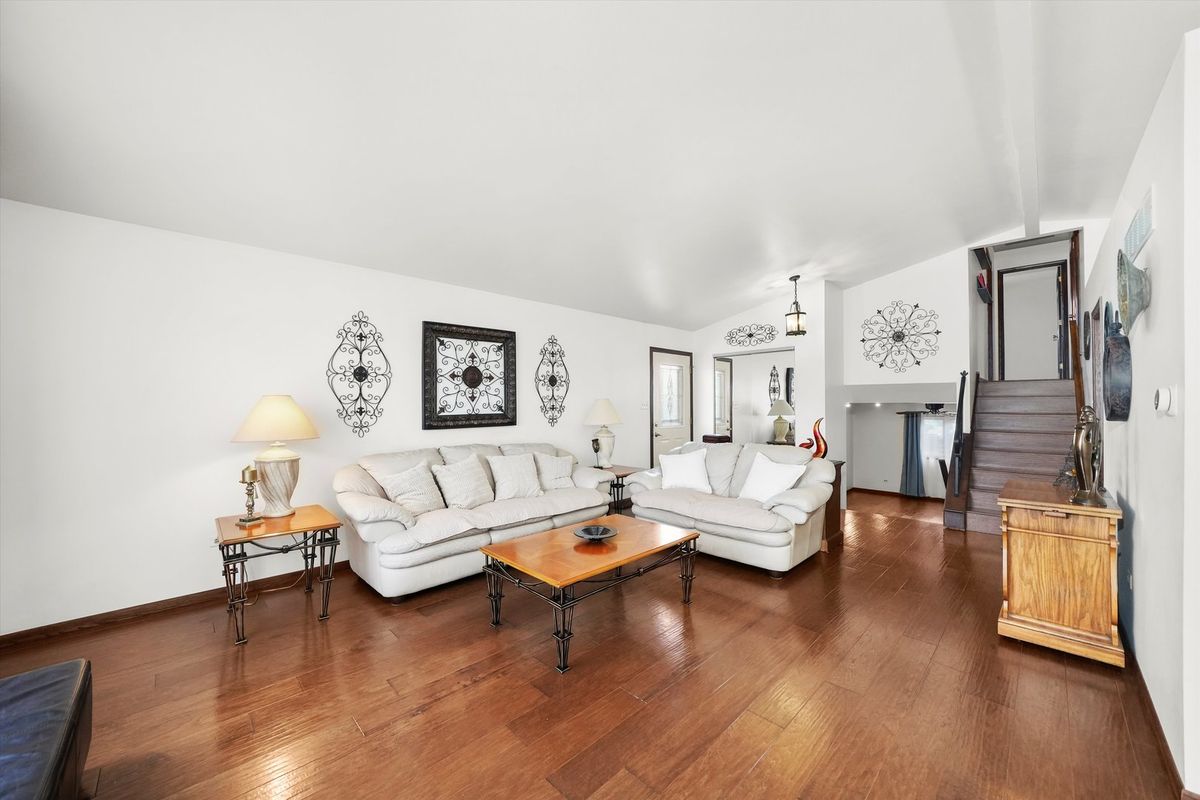 12820 S Blossom Drive, Alsip, IL 60803