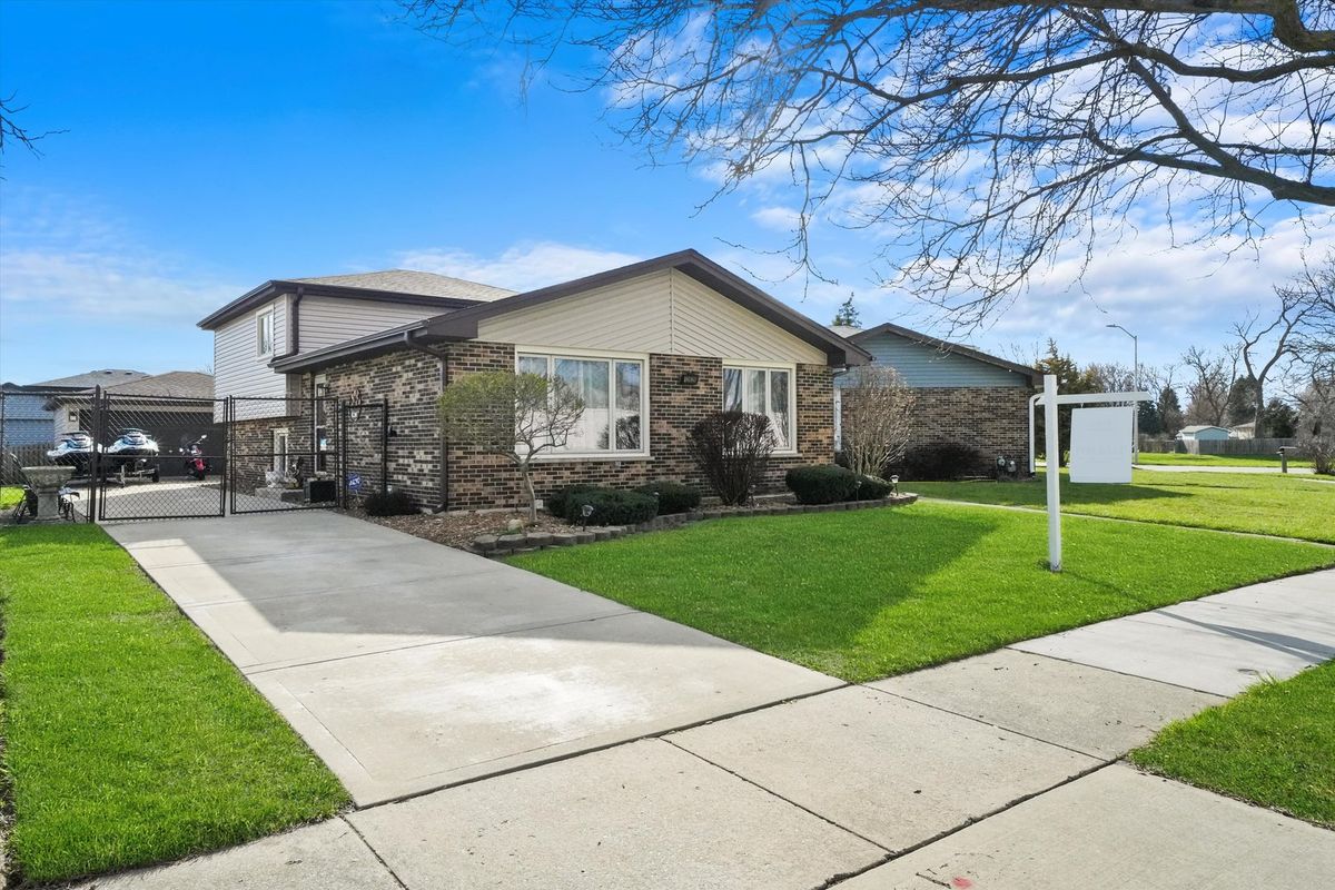 12820 Blossom Drive, Alsip, IL 60803