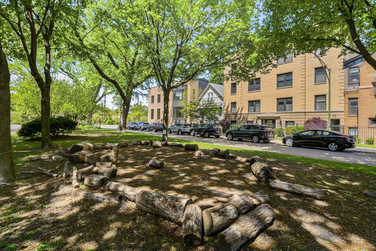 1744 HENDERSON Street, Chicago, IL 60657